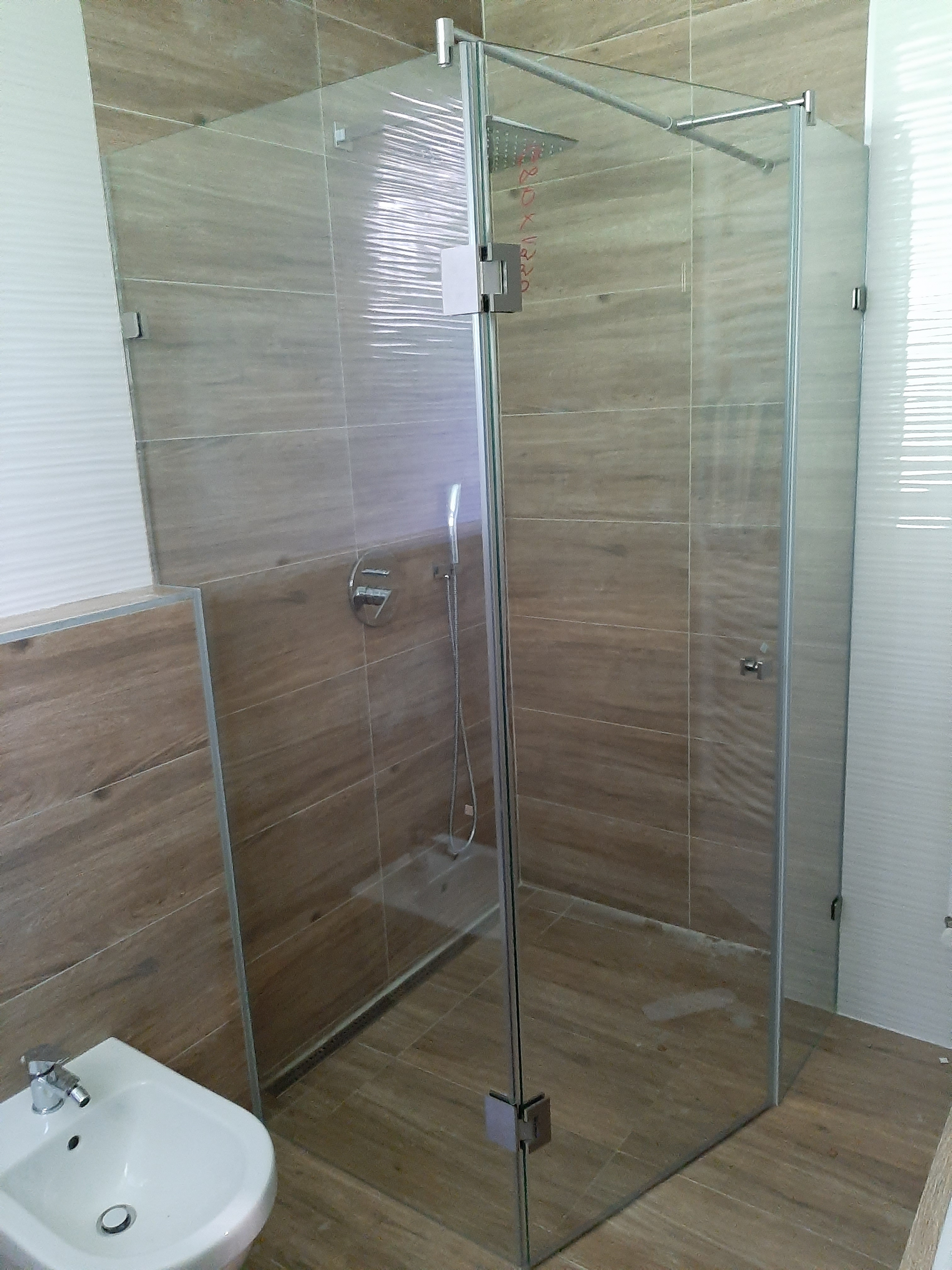 Walk-in típusú, nyitott zuhanyzó Érden – 2024. március